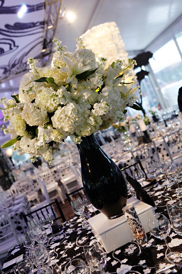 black vases white flowers hydrangea black and white decor evantine design tented event