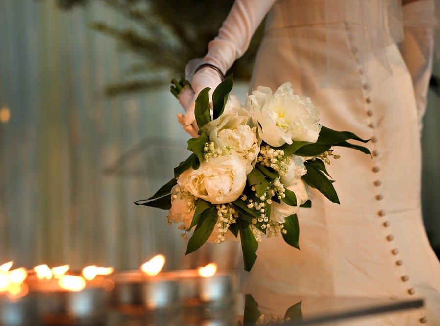 cliff mautner wedding gown buttons white peonie bouquet bridal gown evantine philadelphia