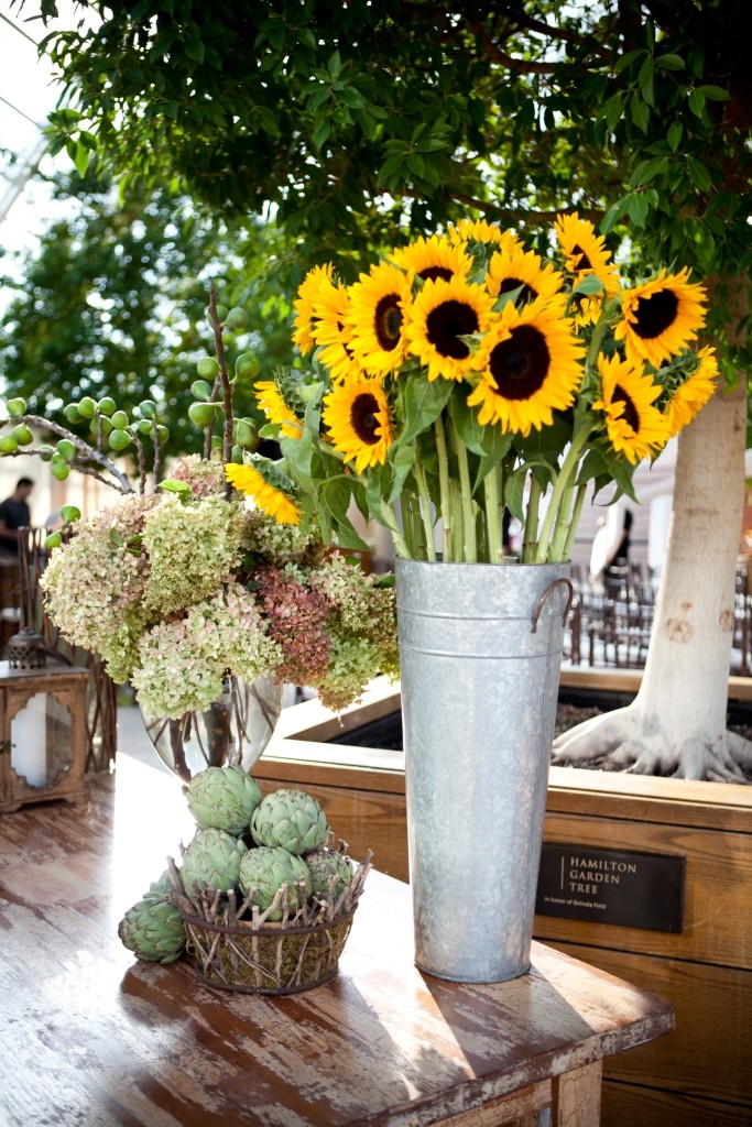 New York wedding photographer Sofia Negron wedding at the Kimmel Center rustic modern charm evantine design navy, green