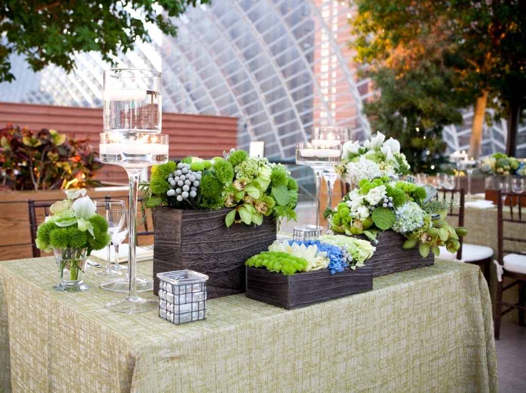 New York wedding photographer Sofia Negron wedding at the Kimmel Center rustic modern charm evantine design navy, green