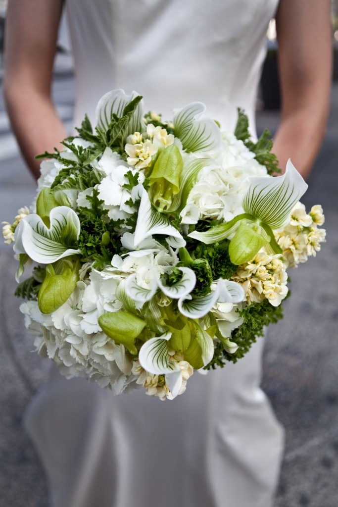 New York wedding photographer Sofia Negron wedding at the Kimmel Center rustic modern charm evantine design navy, green