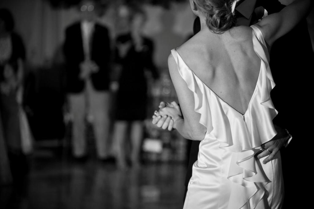 New York wedding photographer Sofia Negron wedding at the Kimmel Center rustic modern charm evantine design navy, green