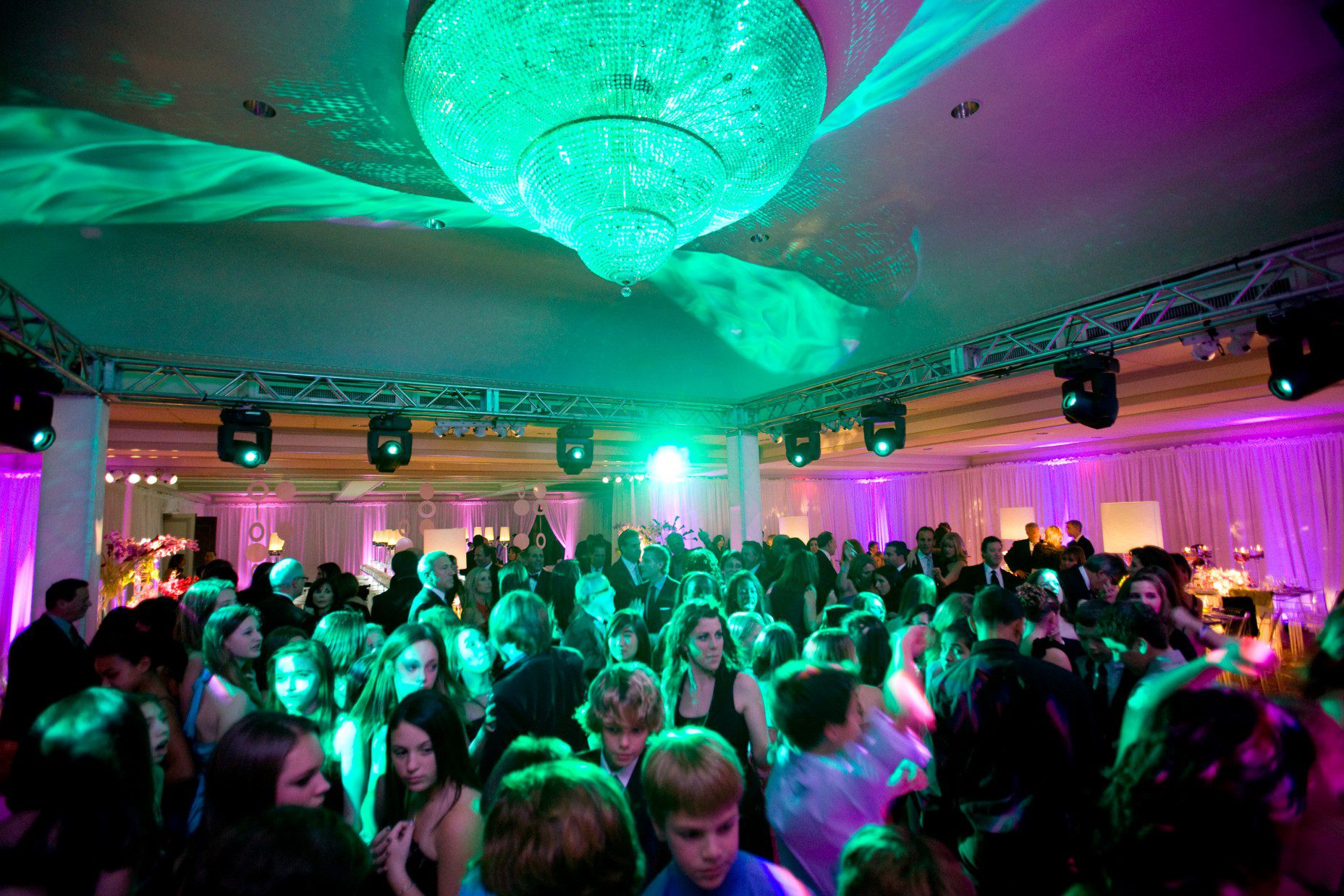 packed dance floor modern bat mitzvah evantine design melissa paul