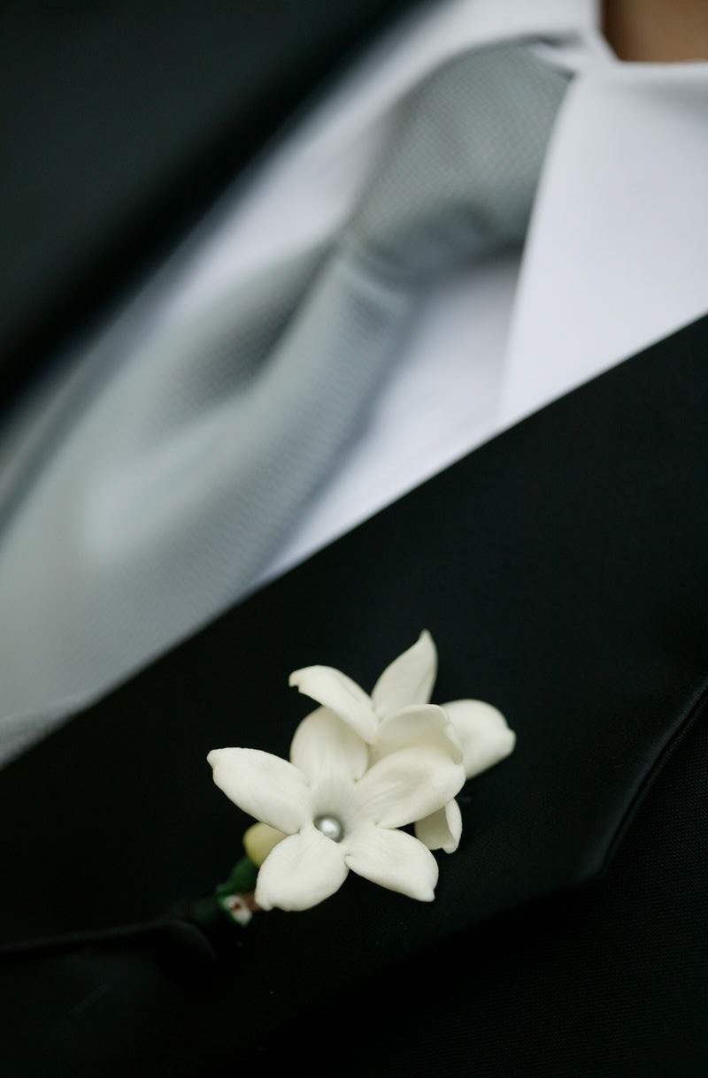 elegant groom’s boutonnieres, white wedding flowers, simple boutonnieres, stephanotis flowers, evantine design
