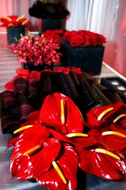 modern-red-flowers-metal-table-bar-mitzvah-placecard-table-evantine