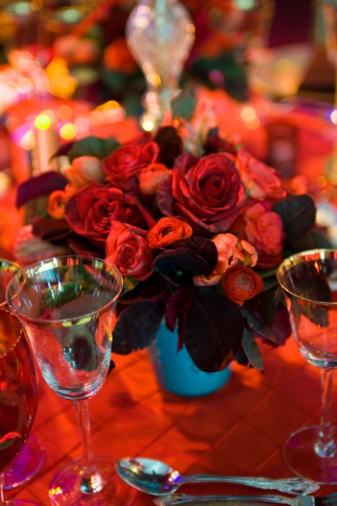 red-flowers-aqua-urn-centerpieces-non-profit-events-peter-callahan-evantine-design-eventquip-philadelphia