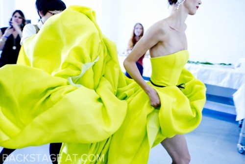 Jason Wu Neon Gown © BackstageAT – Kevin Tachman