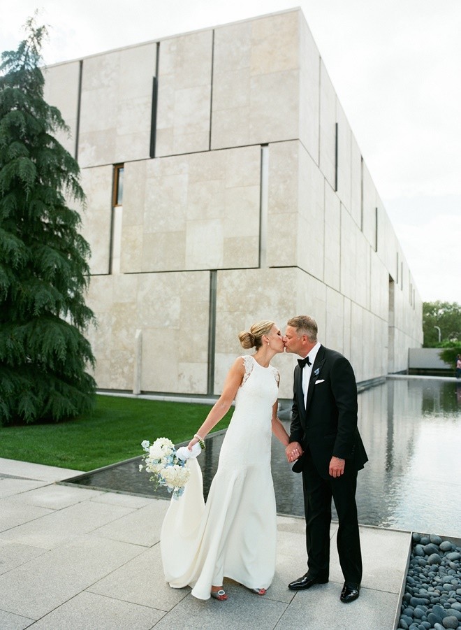 philadelphia weddings outdoor photographs of brides and grooms barnes foundation liz banfield