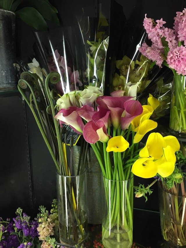 Mini Calla Lilies, Orchids, Daffodils, Hyacinth and more.