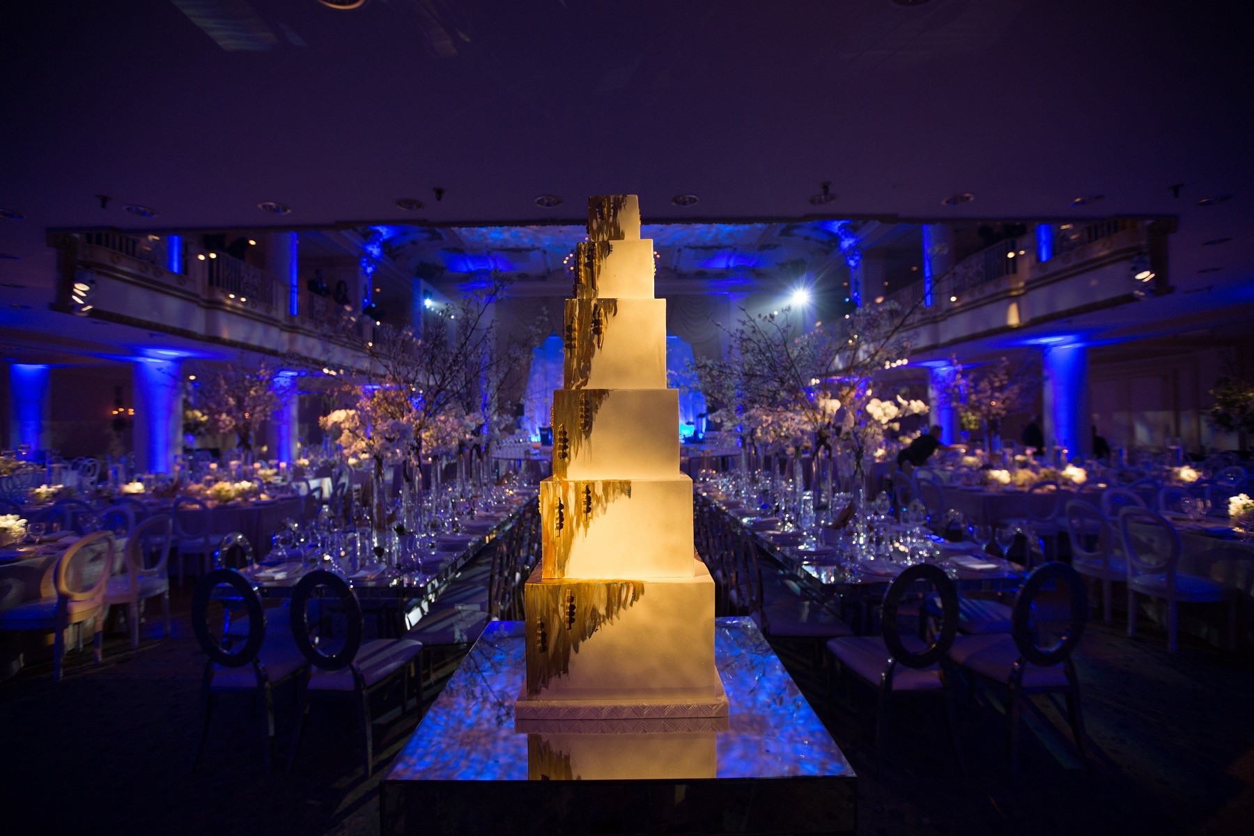 Big blue Bellevue Wedding Cake Evantine Design Cliff Mautner Photography 2