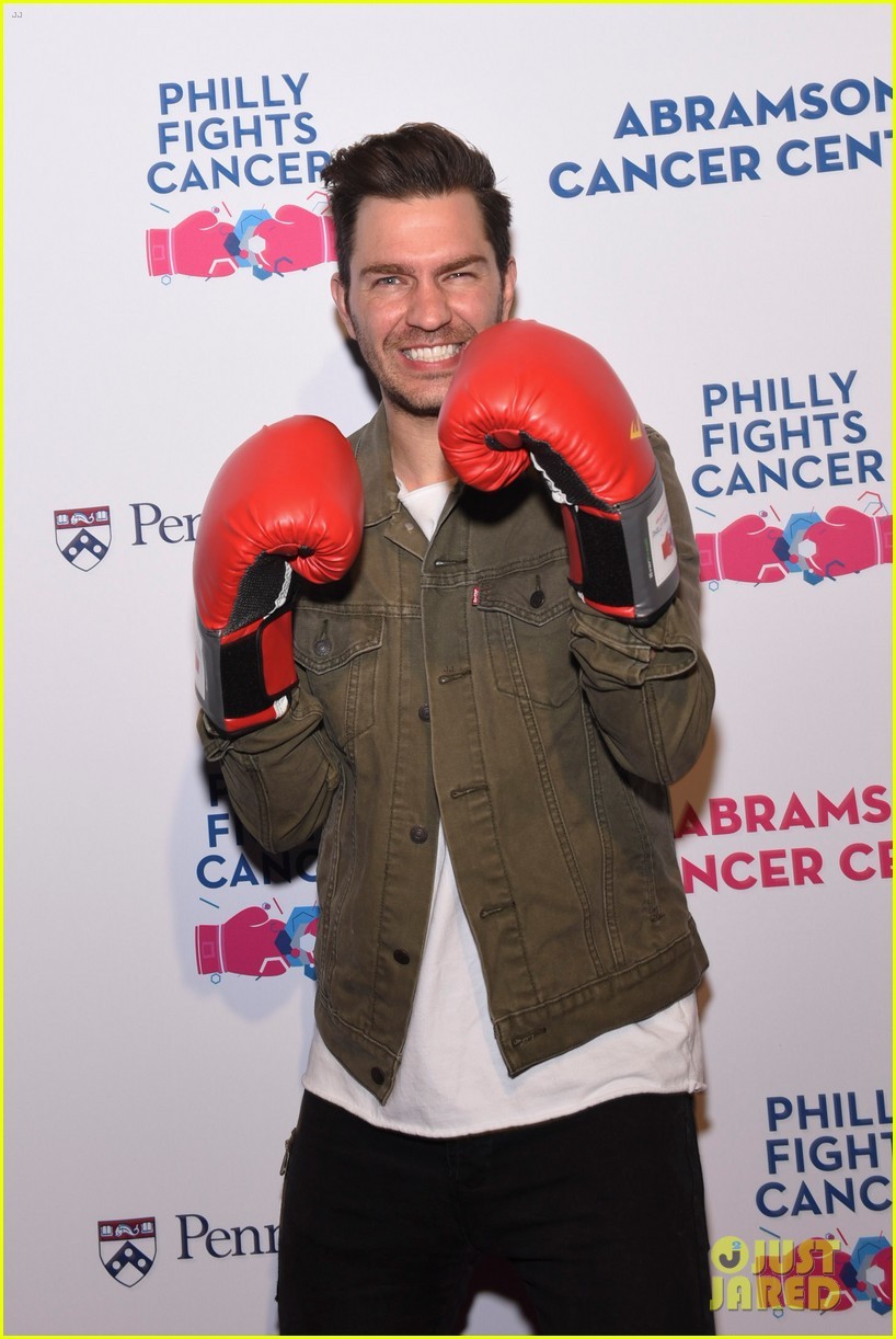 hugh-jackman-shows-his-support-at-philly-fights-cancer-benefit-01